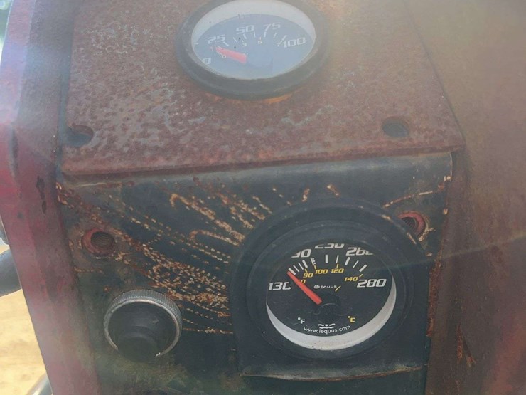 international-806-tractor-image-24