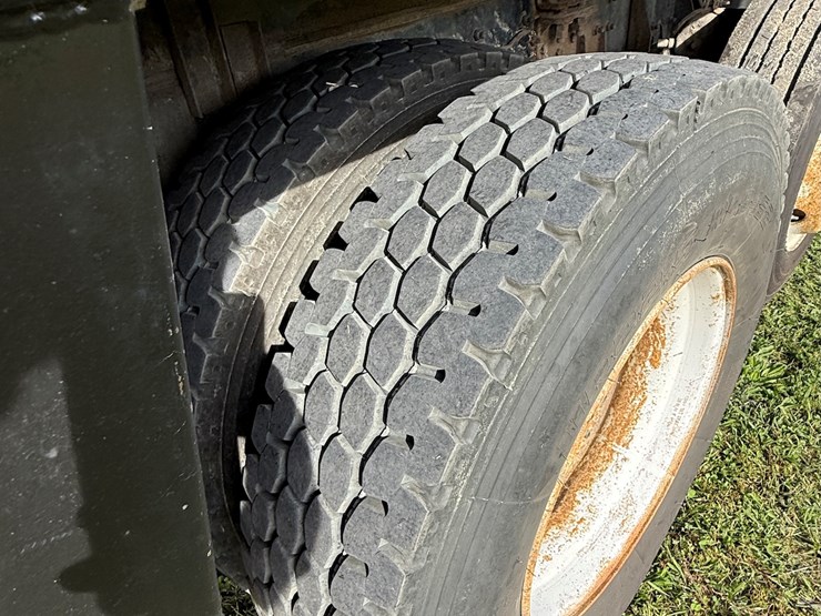 #17-•-2008-sterling-9500-tandem-axle-conventional-fuel-&-lube-truck-image-21