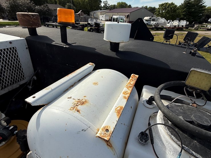 #17-•-2008-sterling-9500-tandem-axle-conventional-fuel-&-lube-truck-image-61