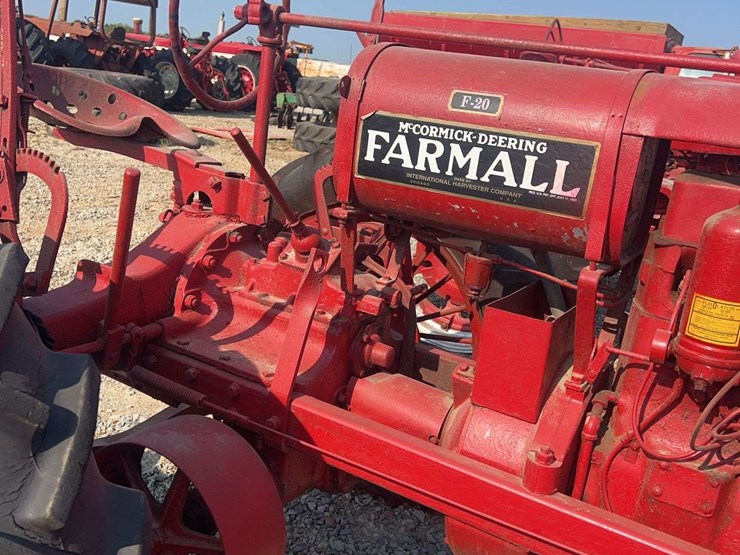 farmall-f-20-tricycle-tractor-image-16