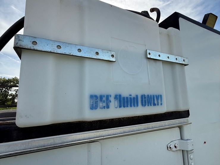 #17-•-2008-sterling-9500-tandem-axle-conventional-fuel-&-lube-truck-image-53