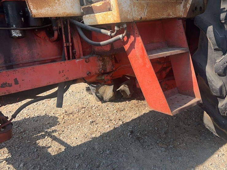 case-1570-cab-tractor-image-15