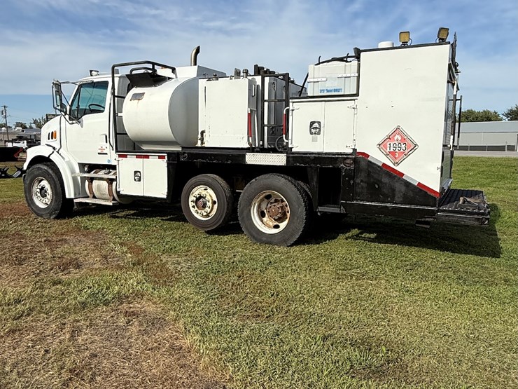 #17-•-2008-sterling-9500-tandem-axle-conventional-fuel-&-lube-truck-image-77