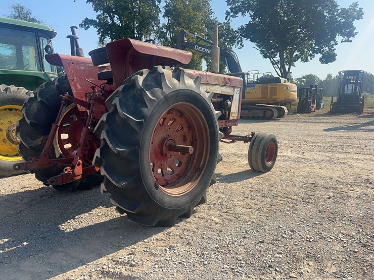 international-806-tractor-image-4