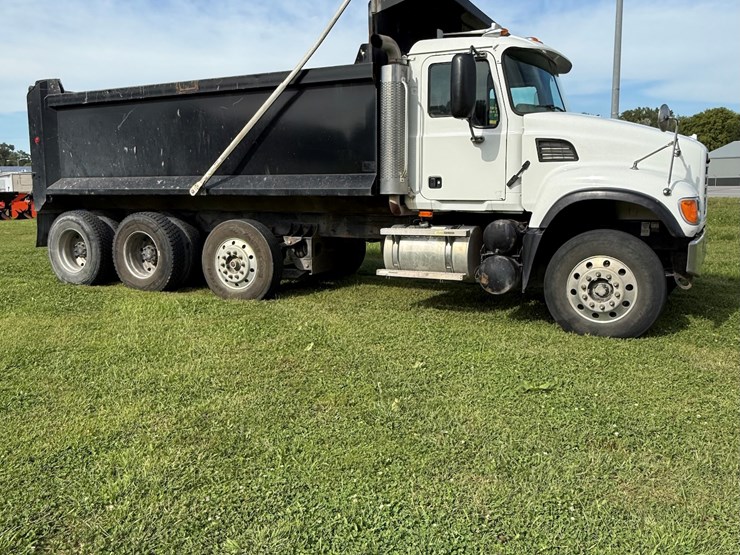 #16-•-2006-mack-cv713-granite-triple-axle-conventional-dump-truck-image-7