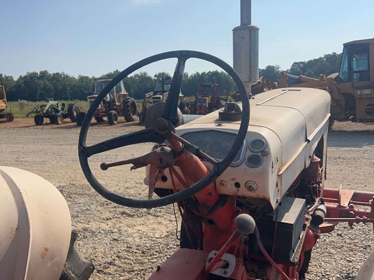 case-801-b-tractor-image-23