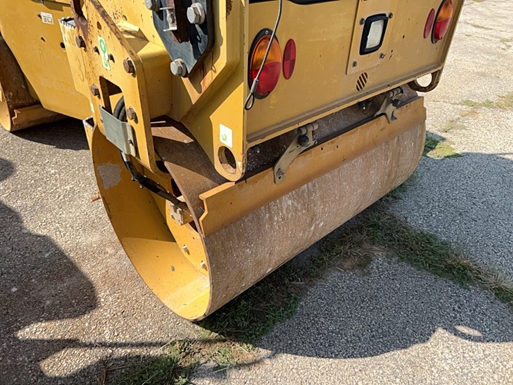 2016-caterpillar-cb34b-image-11