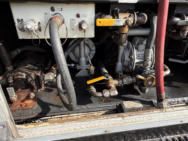 #17-•-2008-sterling-9500-tandem-axle-conventional-fuel-&-lube-truck-image-14
