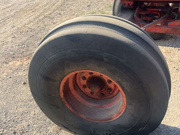 case-1570-cab-tractor-image-17