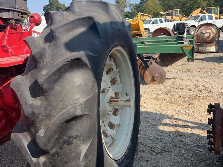 ih-farmall-1206-diesel-tractor-image-14