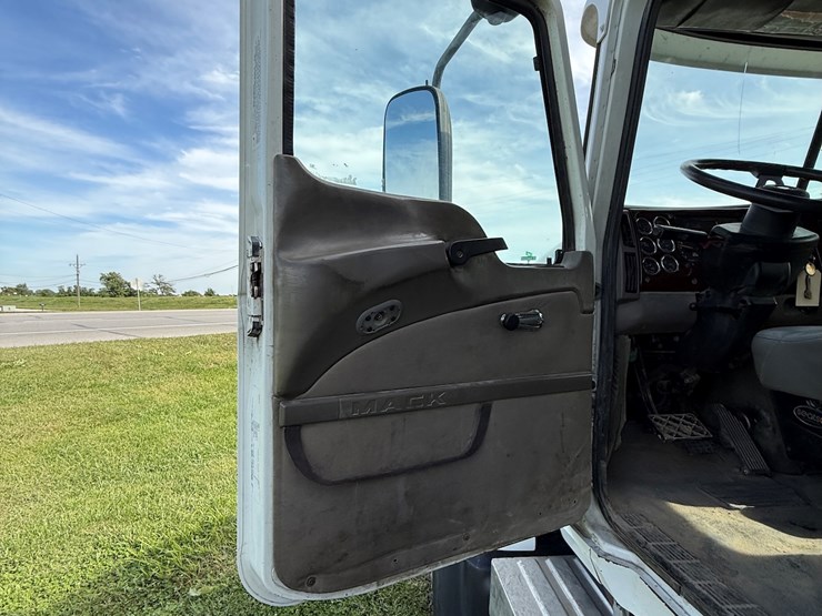 #16-•-2006-mack-cv713-granite-triple-axle-conventional-dump-truck-image-37