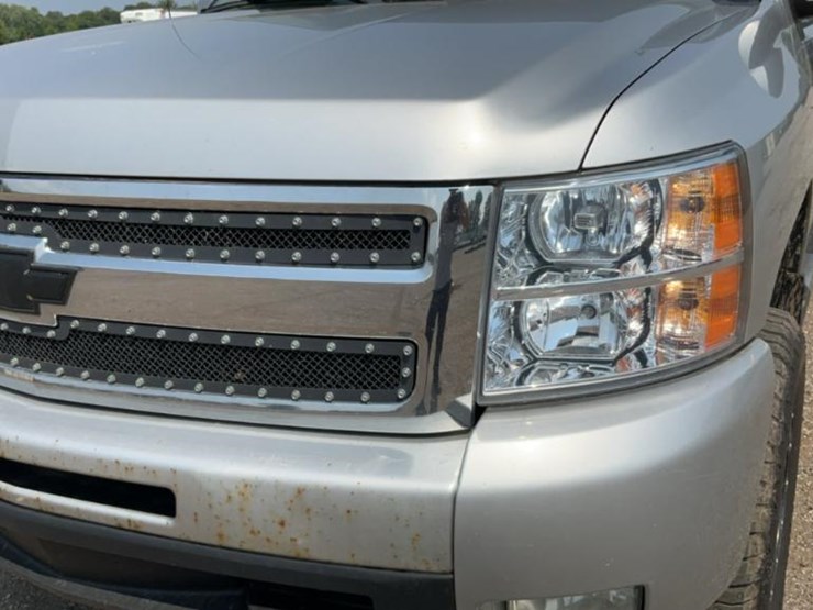 2011-chevrolet-silverado-image-11