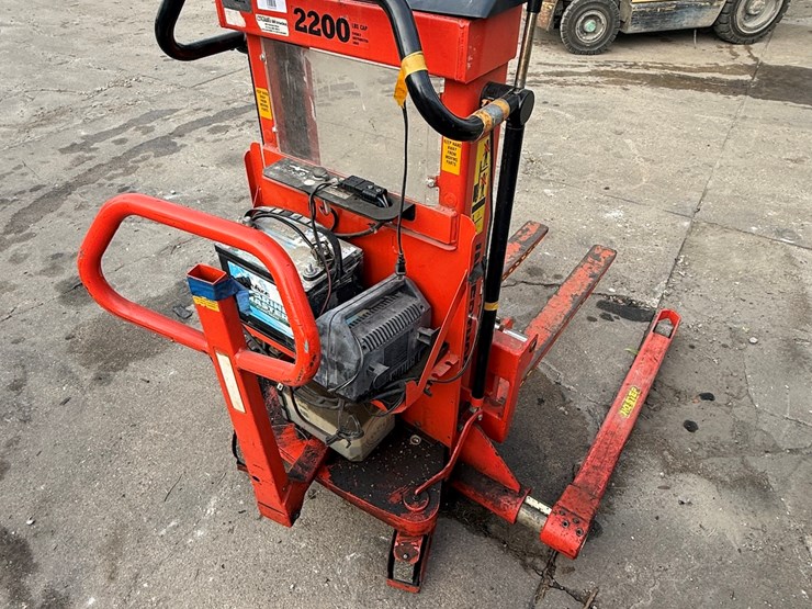 #60-•-interthor-2200-walk-behind-hydraulic-pallet-jack-image-1