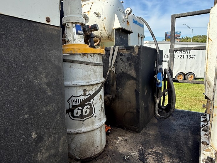 #17-•-2008-sterling-9500-tandem-axle-conventional-fuel-&-lube-truck-image-29