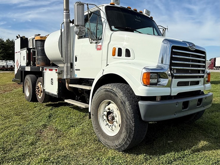 #17-•-2008-sterling-9500-tandem-axle-conventional-fuel-&-lube-truck-image-5