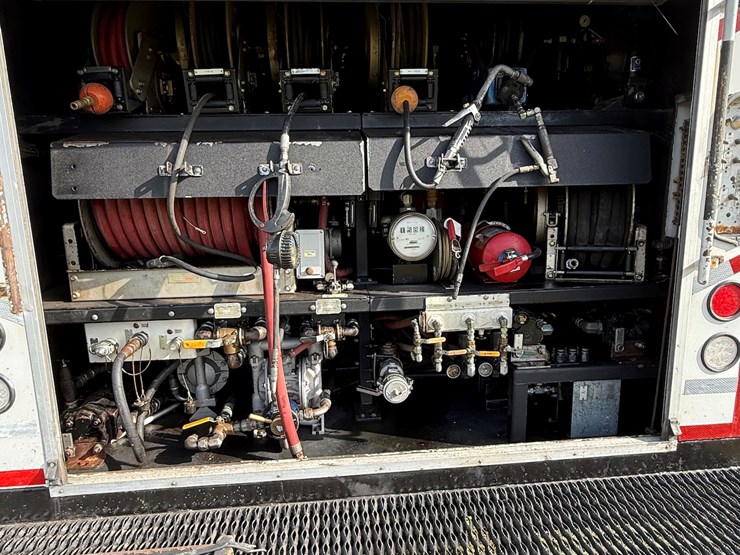 #17-•-2008-sterling-9500-tandem-axle-conventional-fuel-&-lube-truck-image-15