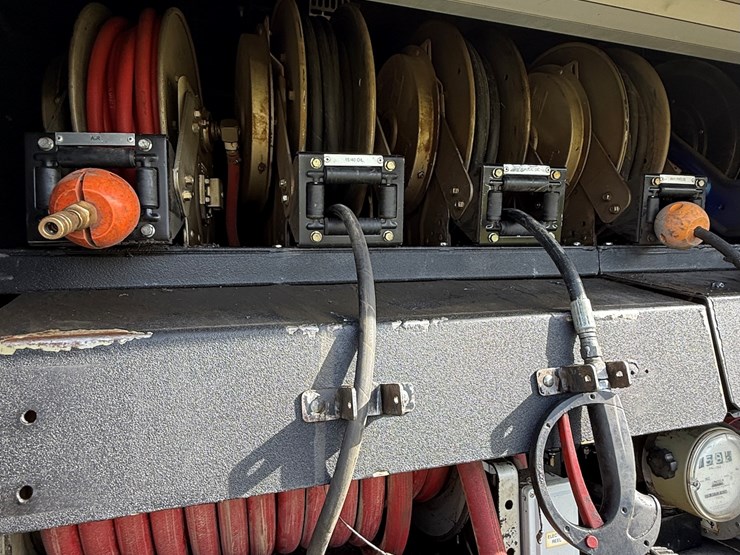#17-•-2008-sterling-9500-tandem-axle-conventional-fuel-&-lube-truck-image-17