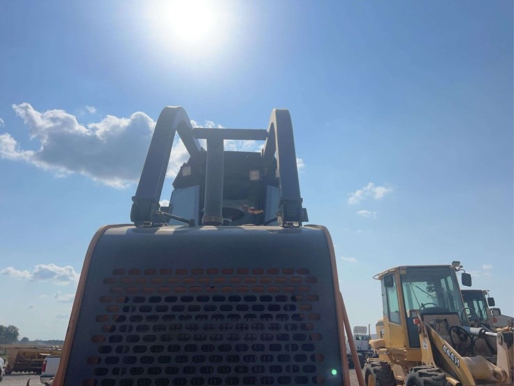 2021-case-1150m-cab-dozer-image-10