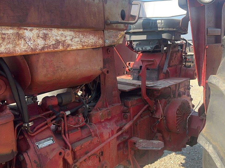 international-806-tractor-image-11