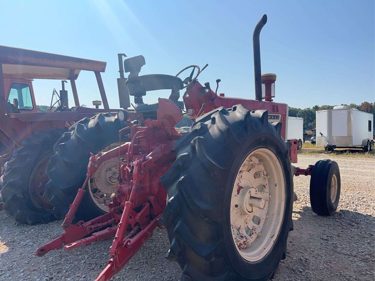 ih-farmall-1206-diesel-tractor-image-4