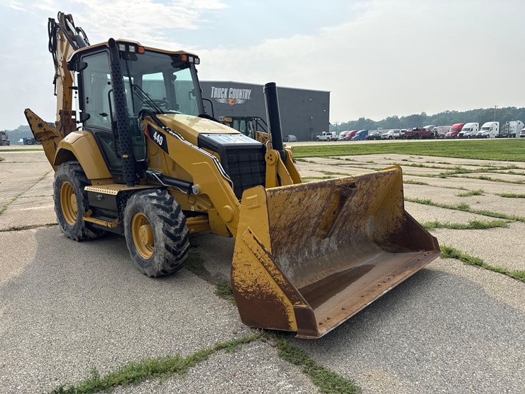2019-caterpillar-440-image-8