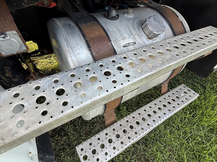#17-•-2008-sterling-9500-tandem-axle-conventional-fuel-&-lube-truck-image-45