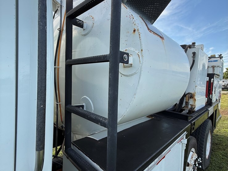 #17-•-2008-sterling-9500-tandem-axle-conventional-fuel-&-lube-truck-image-46