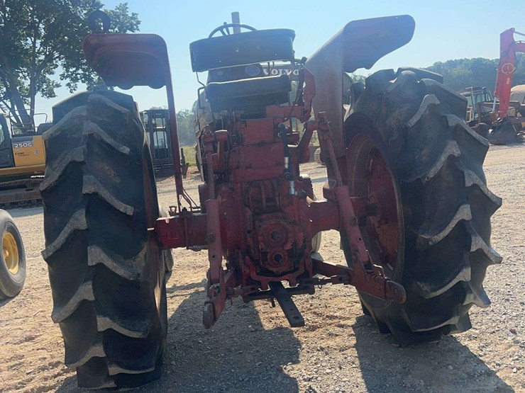 international-806-tractor-image-3