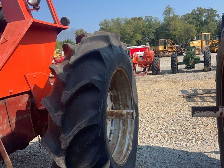 allis-chalmers-7040-tractor-image-11