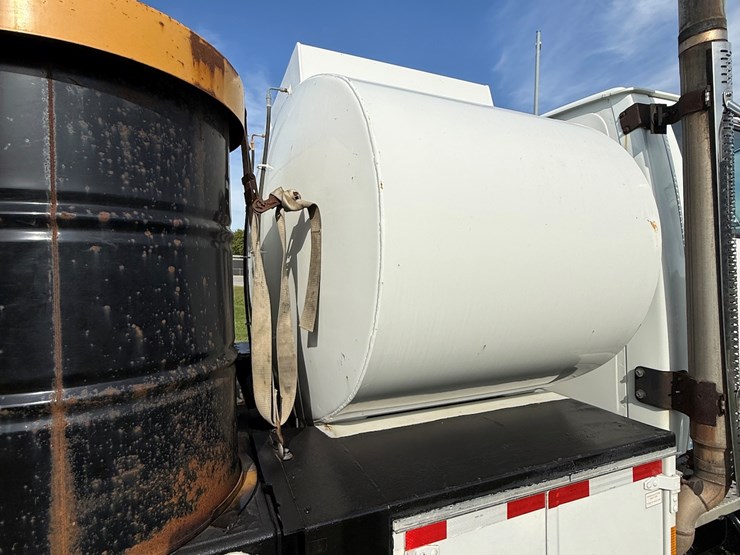 #17-•-2008-sterling-9500-tandem-axle-conventional-fuel-&-lube-truck-image-30