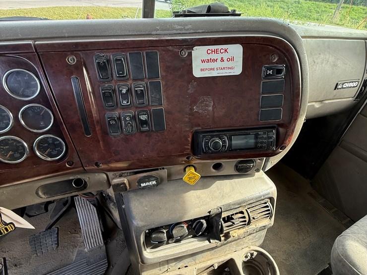 #16-•-2006-mack-cv713-granite-triple-axle-conventional-dump-truck-image-40