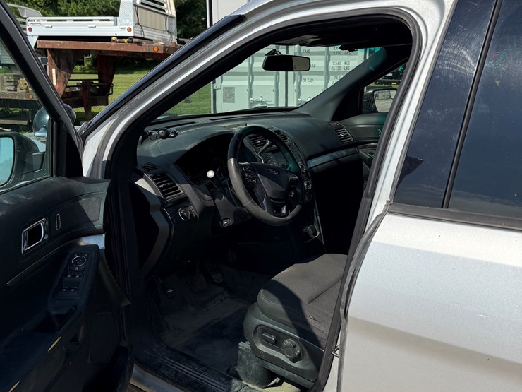 2016-ford-explorer-police-interceptor-image-30