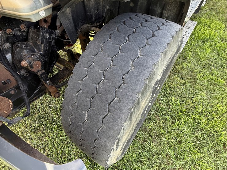 #17-•-2008-sterling-9500-tandem-axle-conventional-fuel-&-lube-truck-image-38