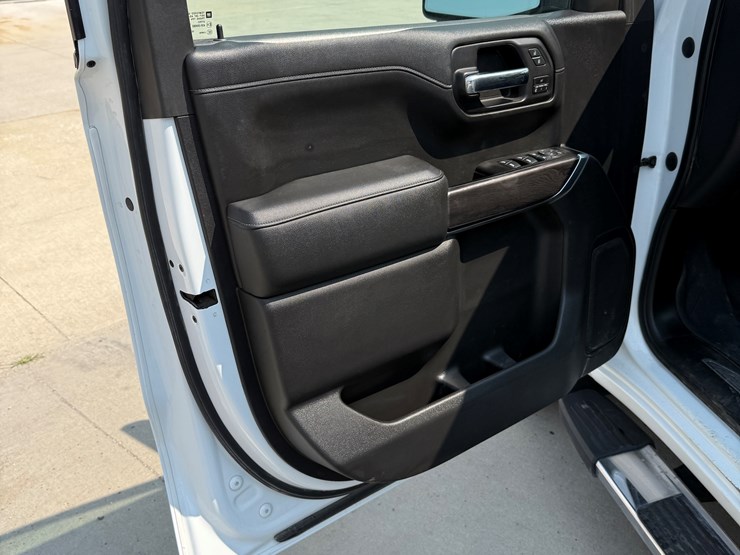 2019-chevrolet-silverado-image-40