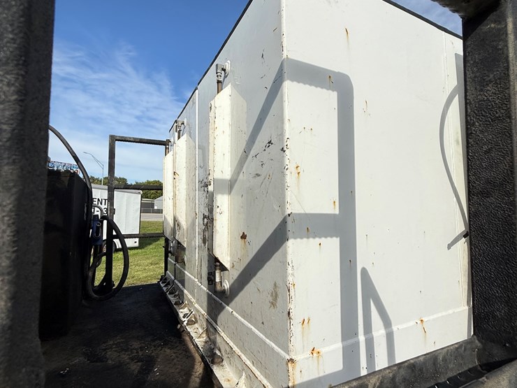 #17-•-2008-sterling-9500-tandem-axle-conventional-fuel-&-lube-truck-image-28