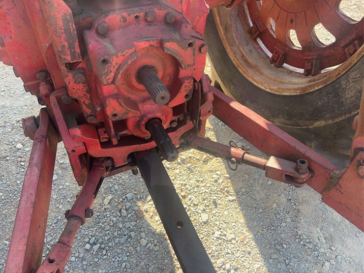 international-806-tractor-image-16