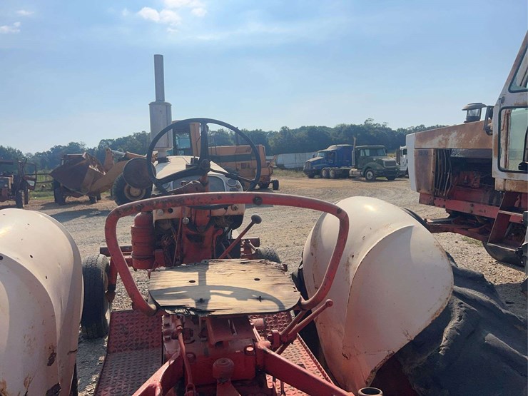 case-801-b-tractor-image-13