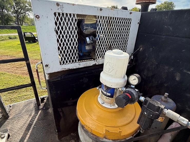 #17-•-2008-sterling-9500-tandem-axle-conventional-fuel-&-lube-truck-image-55