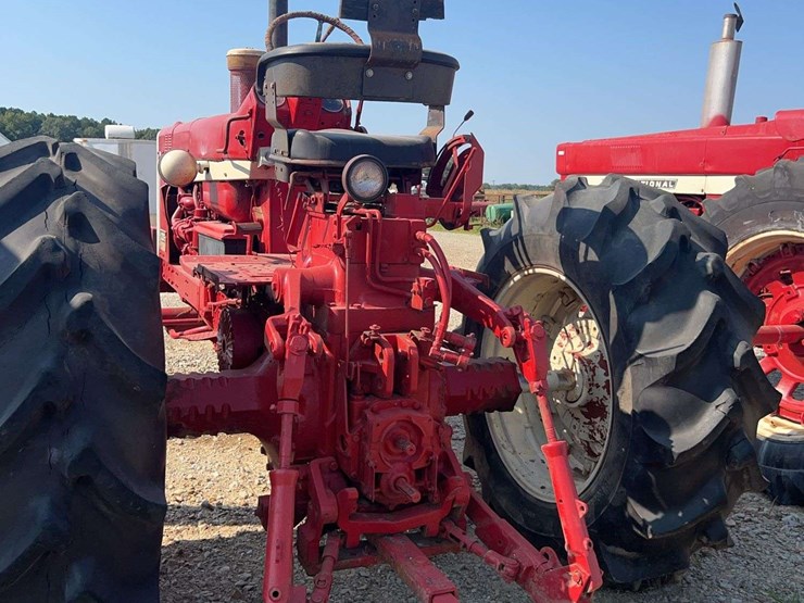 ih-farmall-1206-diesel-tractor-image-3