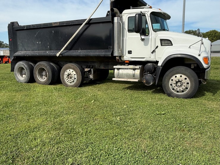 #16-•-2006-mack-cv713-granite-triple-axle-conventional-dump-truck-image-6