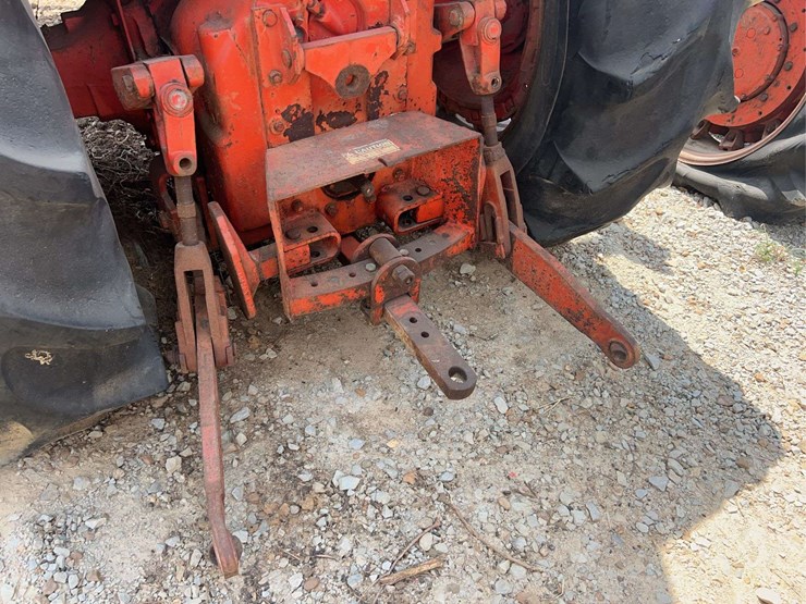 case-1370-cab-tractor-image-17