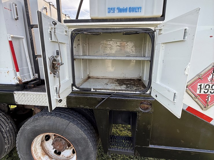#17-•-2008-sterling-9500-tandem-axle-conventional-fuel-&-lube-truck-image-50