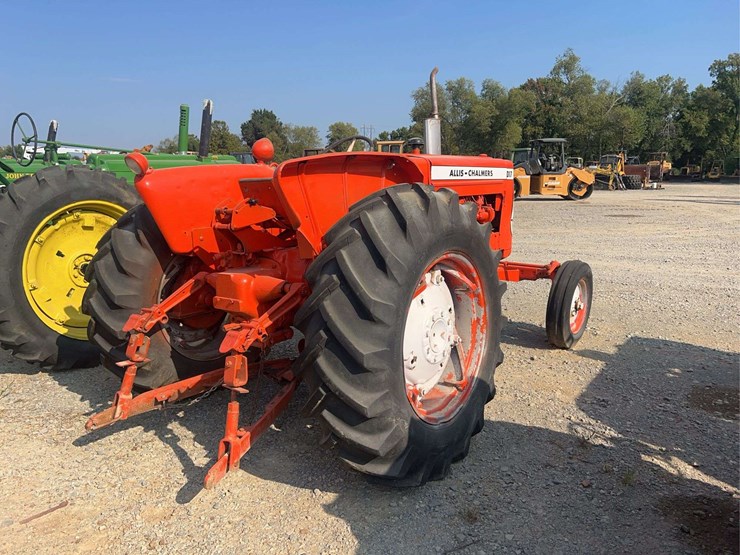 allis-chalmers-d17-tractor-image-4