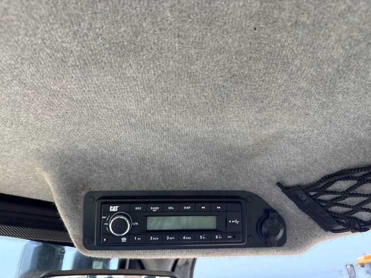 2019-caterpillar-440-image-22