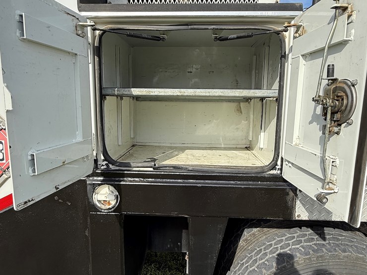 #17-•-2008-sterling-9500-tandem-axle-conventional-fuel-&-lube-truck-image-27