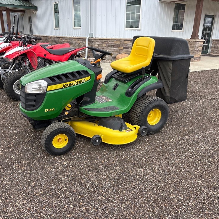 JOHN DEERE D140