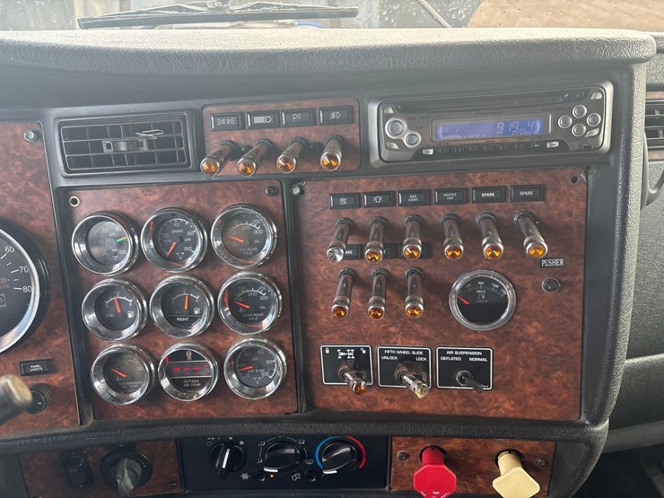 2004-kenworth-w900l-image-21