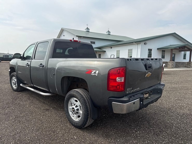 2011-chevrolet-2500-image-2