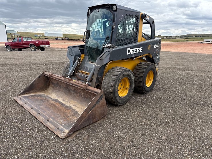 2012-deere-320d-image-1