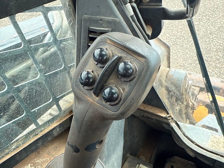 2012-deere-320d-image-11